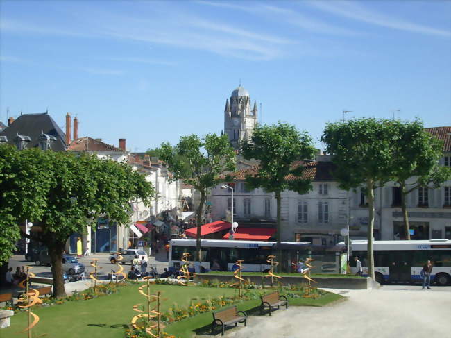 Le centre historique de Saintes vu depuis l'esplanade du Maréchal-Foch - Saintes (17100) - Charente-Maritime