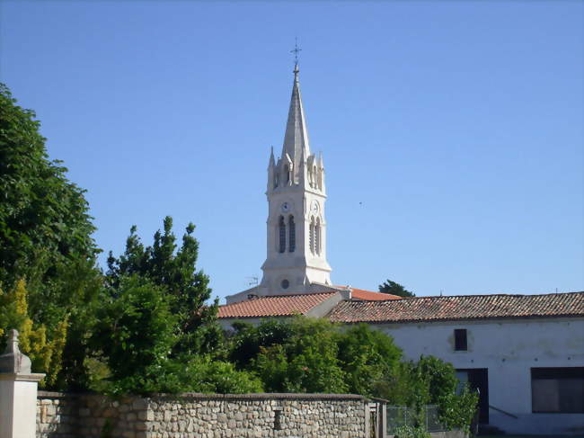 Le centre-ville de Semussac, dominé par le clocher de l'église Saint-Étienne (XVIIIe) - Semussac (17120) - Charente-Maritime