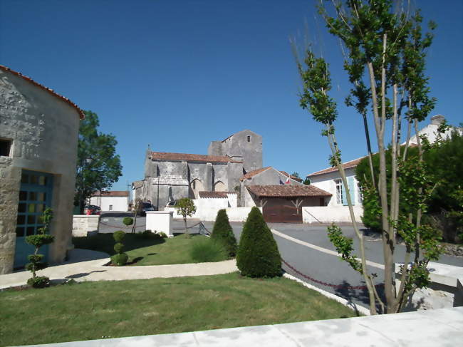 Le centre-bourg et l'église de Soulignonne - Soulignonne (17250) - Charente-Maritime