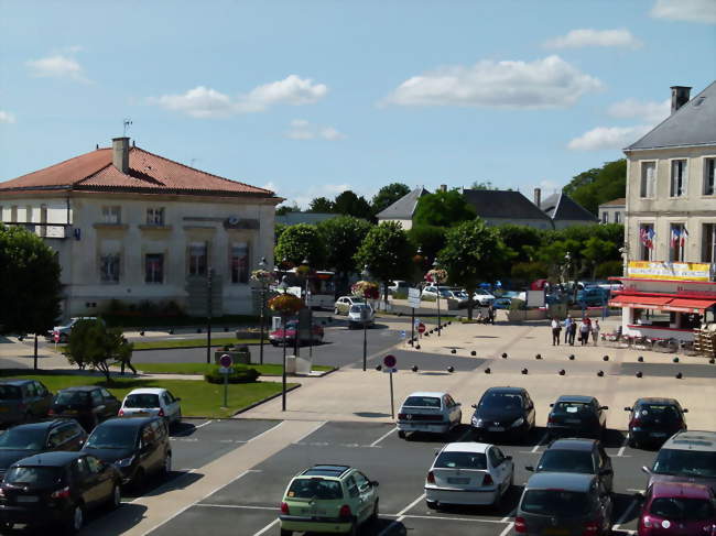 Le centre-ville de Surgères vu depuis les remparts - Surgères (17700) - Charente-Maritime