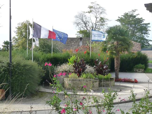 Le square de la mairie - Tugéras-Saint-Maurice (17130) - Crédit photo: Jack ma