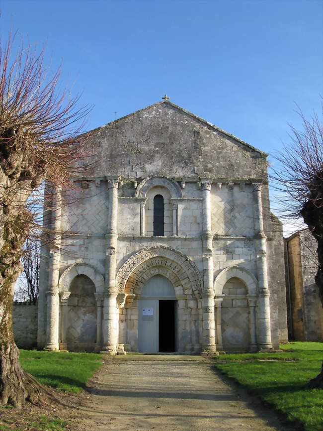 Façade de l'église en décembre 2011 - La Vallée (17250) - Charente-Maritime