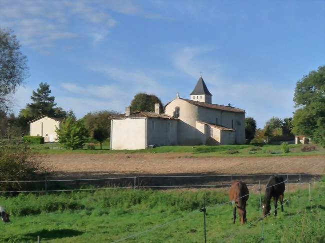 Vanzac et son église vue de la route de Baignes - Vanzac (17500) - Crédit photo: Jack ma