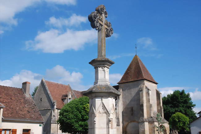 La croix et l'église - Ainay-le-Vieil (18200) - Cher