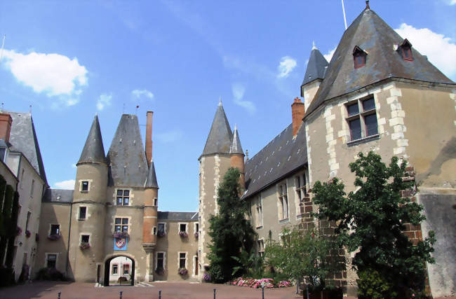 Château des Stuarts et hôtel de ville - Aubigny-sur-Nère (18700) - Cher