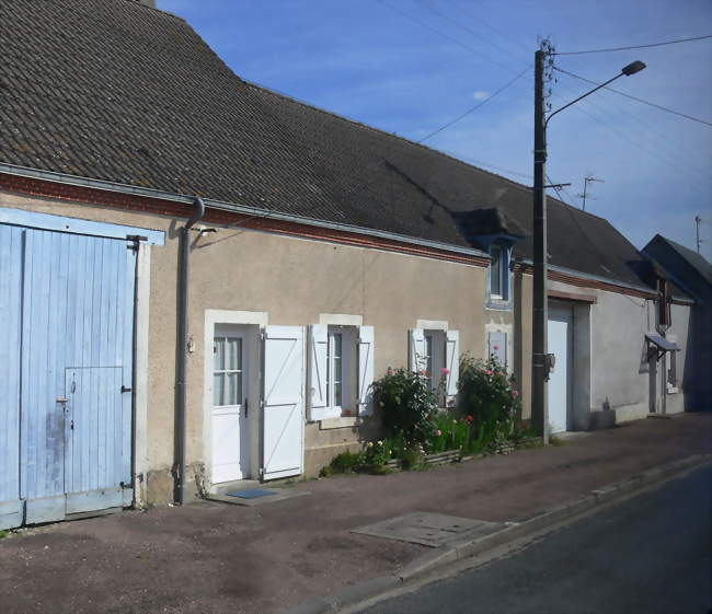 Maisons sur la place du village - Chéry (18120) - Cher