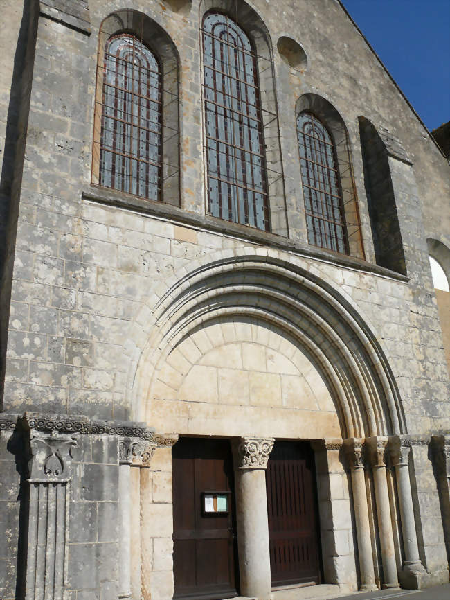 Façade de l'abbatiale - Chezal-Benoît (18160) - Cher