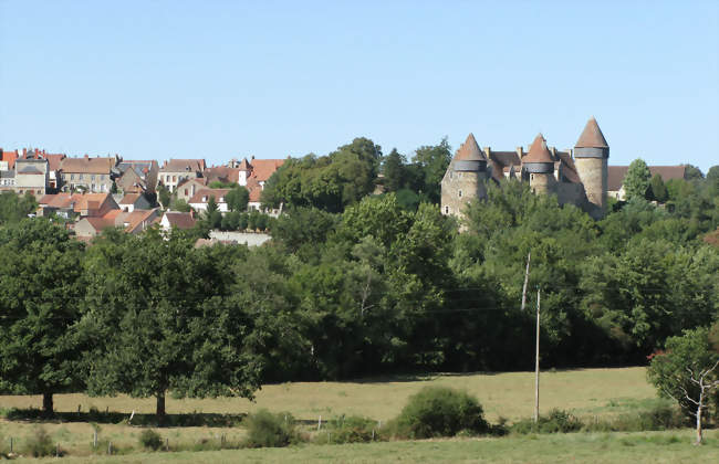 Vue générale de la ville de Culan, avec le château - Culan (18270) - Cher