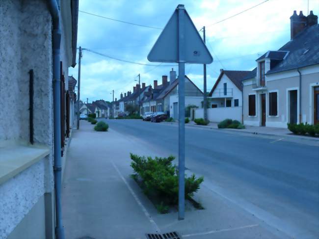 Rue de la Chapelle - Jouet-sur-l'Aubois (18320) - Crédit: castor58 (CC By SA) 