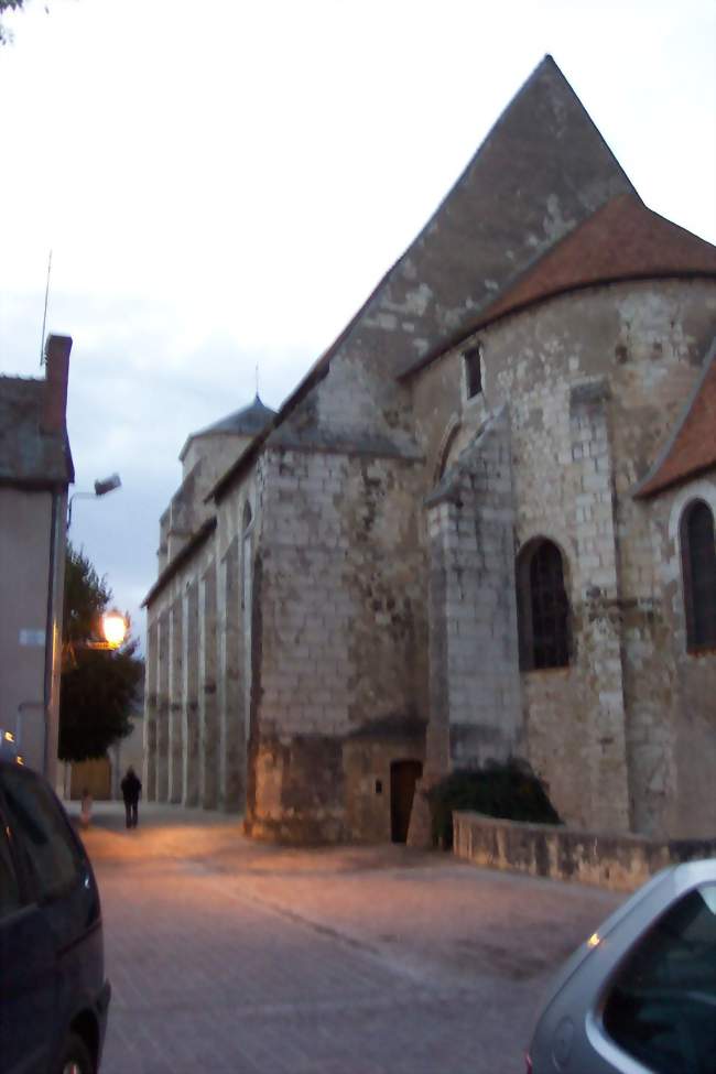 Vue latérale de la collégiale Saint-Martin de Léré - Léré (18240) - Cher