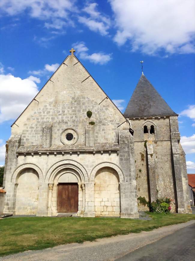 Église Saint-Martin La toiture a été rehaussée en 1875 Les traces sont visibles sur la façade - Montlouis (18160) - Cher