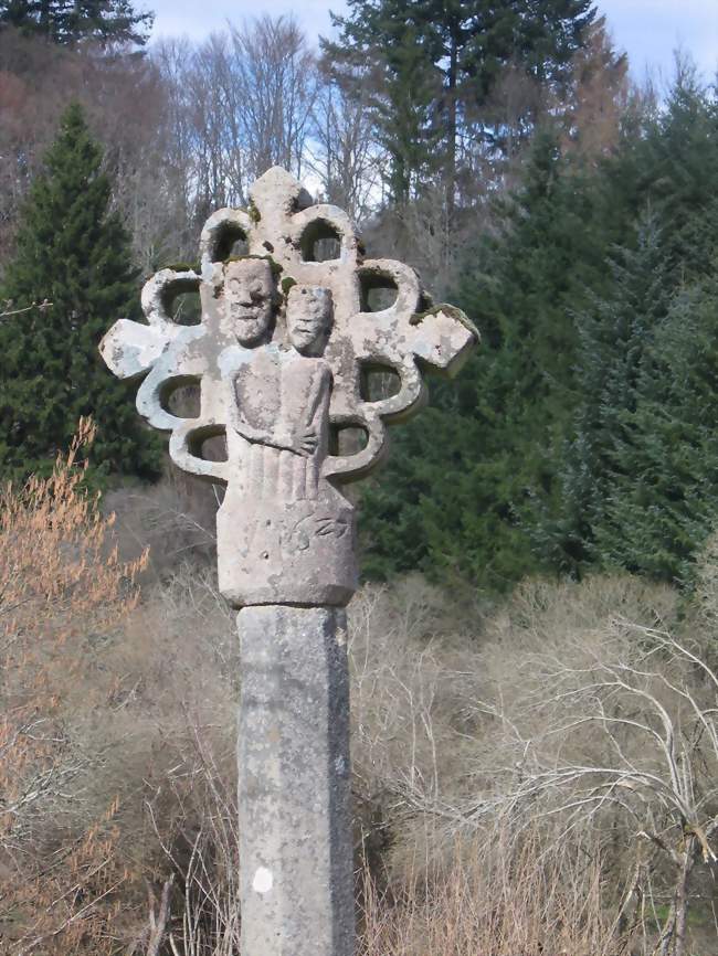 Croix du 16e siècle à Besse - Ambrugeat (19250) - Corrèze