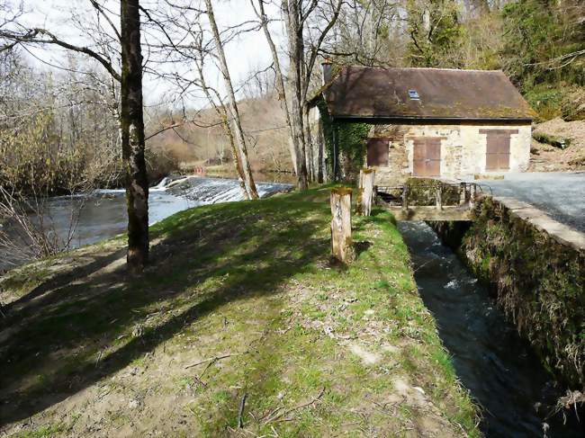 Le moulin de la Papeterie sur l'Auvézère - Beyssenac (19230) - Corrèze