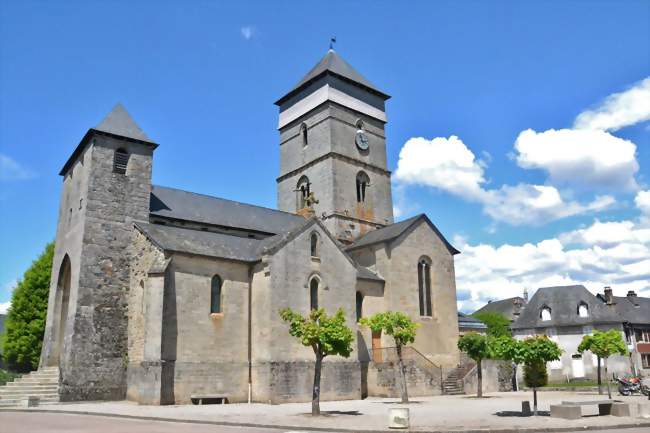 L'église Saint-Côme-et-Saint-Damien et la place du village - Chamboulive (19450) - Corrèze