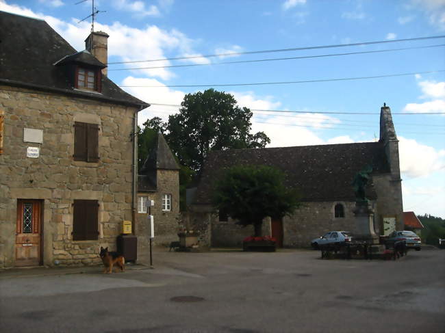 À gauche, le bureau de poste de Champagnac-la-Prune Au milieu de la place, le monument aux morts Derrière celui-ci, l'église - Champagnac-la-Prune (19320) - Corrèze