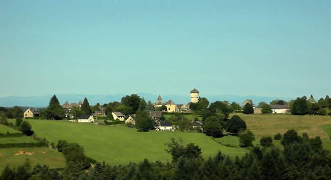 Le bourg de la Chapelle-Saint-Géraud, et les Monts du Cantal en arrière-plan (cliquez pour agrandir) - La Chapelle-Saint-Géraud (19430) - Corrèze