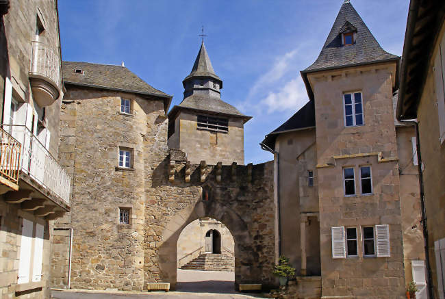 La porte Margot et le clocher de l'église - Corrèze (19800) - Corrèze