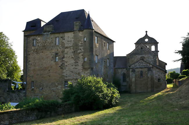 Le château et l'église Saint-Pierre - Lissac-sur-Couze (19600) - Corrèze