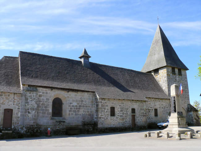 L'église Saint-Augustinet le monument aux Morts - Saint-Augustin (19390) - Corrèze