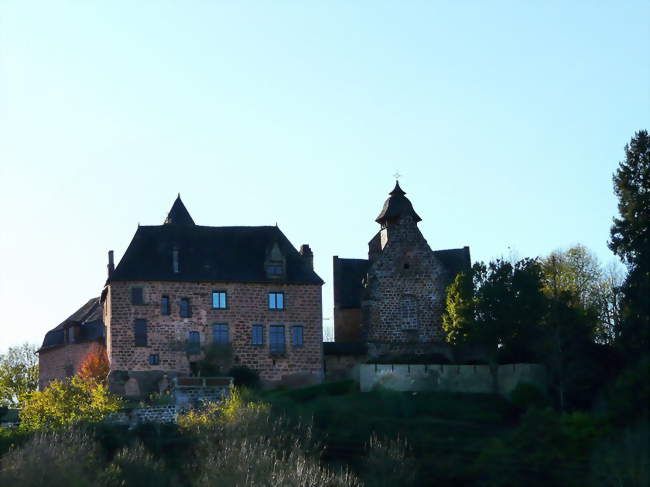 Le manoir et l'église de Saint-Cyr-la-Roche - Saint-Cyr-la-Roche (19130) - Corrèze