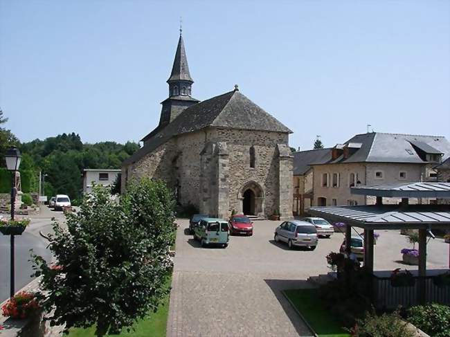 La place et l'église - Saint-Ybard (19140) - Corrèze