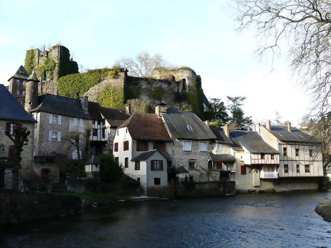 L'Auvézère au pied du village de Ségur-le-Château - Ségur-le-Château (19230) - Corrèze