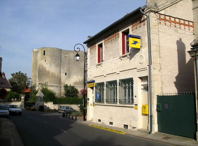 Le donjon, le monument aux morts, et la poste d'Ambleny - Ambleny (02290) - Aisne