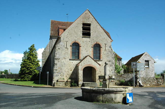 Église d'Artonges avec, au premier plan, la fontaine - Artonges (02330) - Aisne
