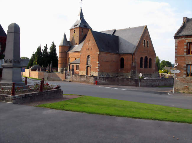 L'église fortifiée et le monument-aux-morts - Autreppes (02580) - Aisne