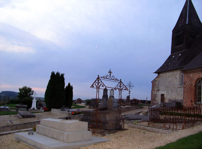 L'église, entourée de son cimetière, domine les environs - Berlise (02340) - Aisne