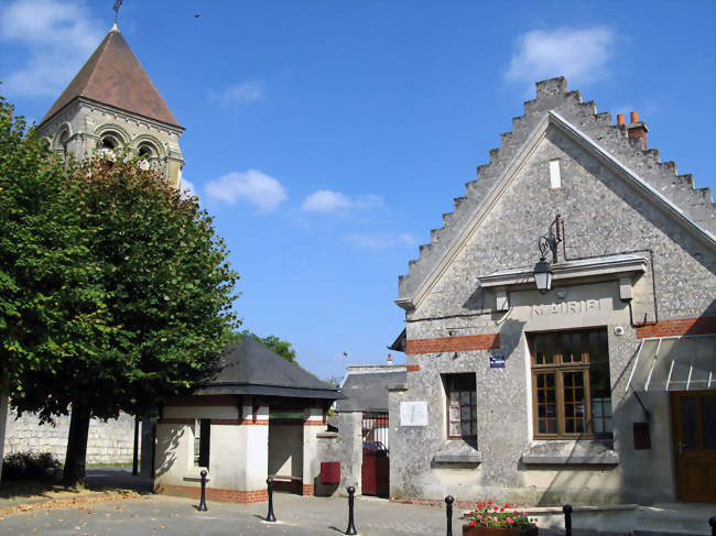 Vue partielle de la place Roger Ambroise, avec la mairie et l'église - Berzy-le-Sec (02200) - Aisne