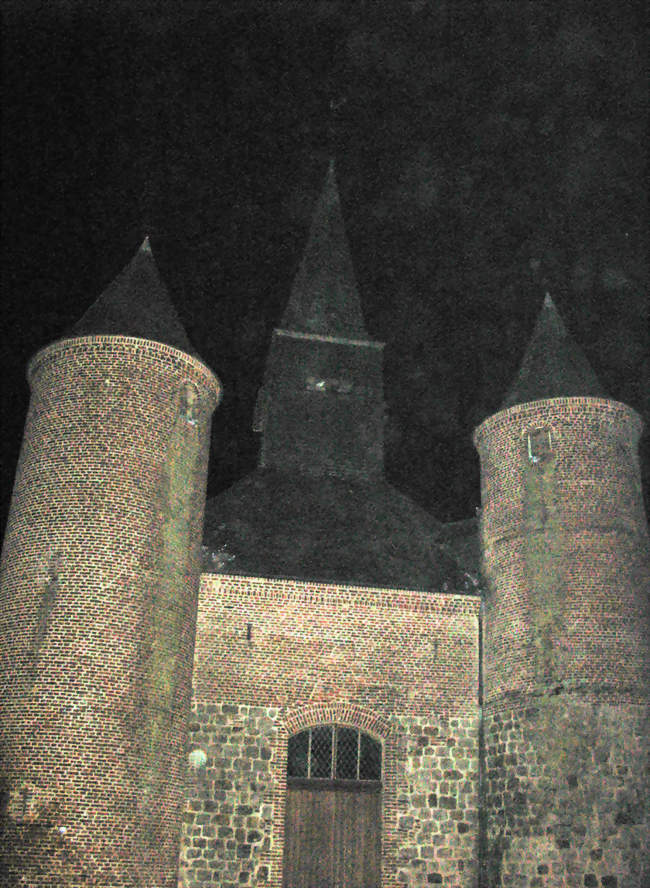 L'église fortifiée, aperçue de nuit - La Bouteille (02140) - Aisne