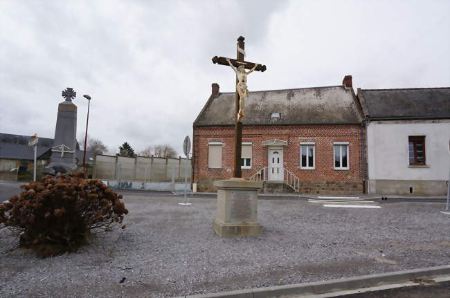 place du village avec Monument aux morts et croix de chemin - Châtillon-lès-Sons (02270) - Aisne