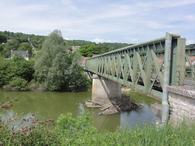 Vue du village avec le pont sur l'Aisne - Chavonne (02370) - Aisne