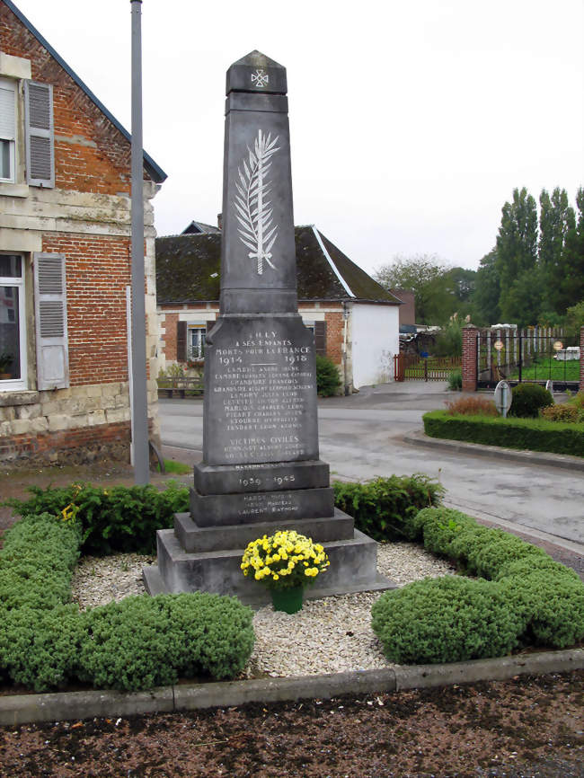 Le monument aux morts se dresse dans le virage de la rue principale - Cilly (02250) - Aisne