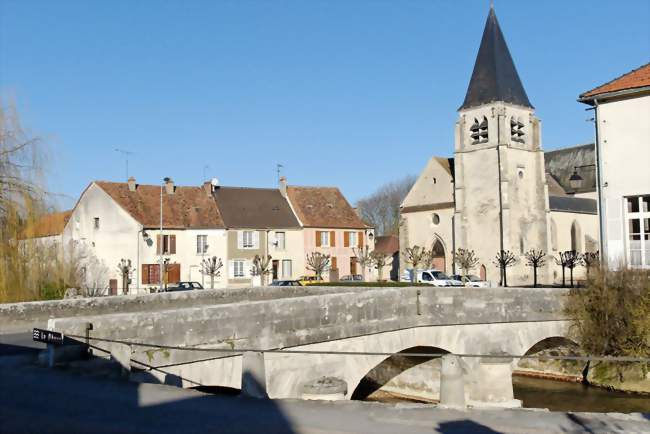 Le centre-ville de Condé-en-Brie et la Dhuys - Condé-en-Brie (02330) - Aisne