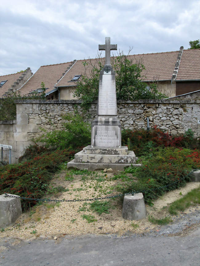 Le monument aux morts est surmonté d'une croix - Couvrelles (02220) - Aisne