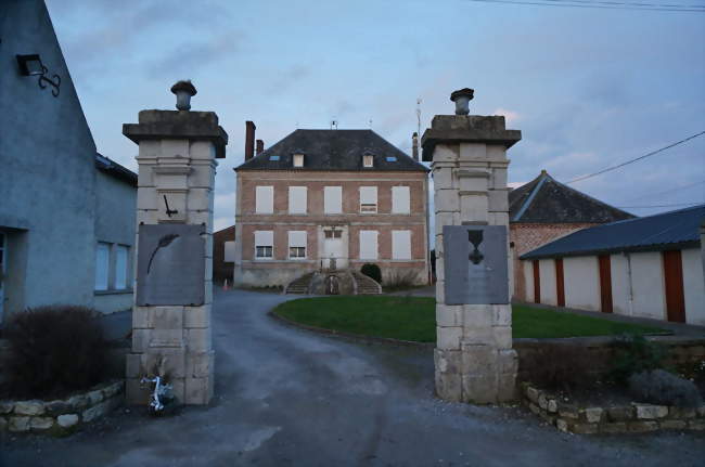 La Mairie flanquée de ses deux plaques monument aux morts - Cuirieux (02350) - Aisne