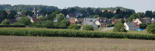 Vue de Frières-Faillouël, avec son église et sa mairie (au centre) - Frières-Faillouël (02700) - Aisne
