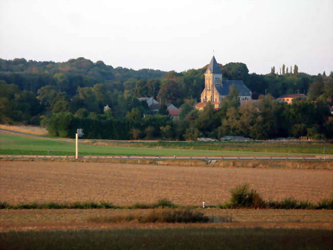 L'église surgit de la verdure - Hartennes-et-Taux (02210) - Aisne