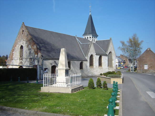 Le centre du village, avec l'église et le monument aux morts - Homblières (02720) - Aisne
