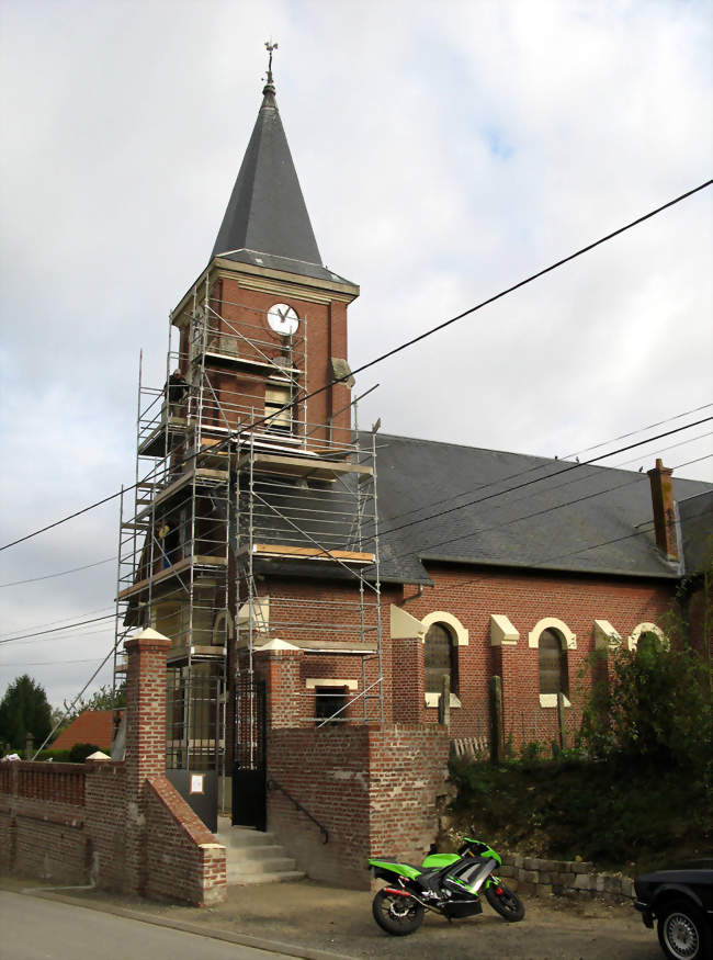 Le clocher entouré d'échafaudages en 2009 - Maissemy (02490) - Aisne
