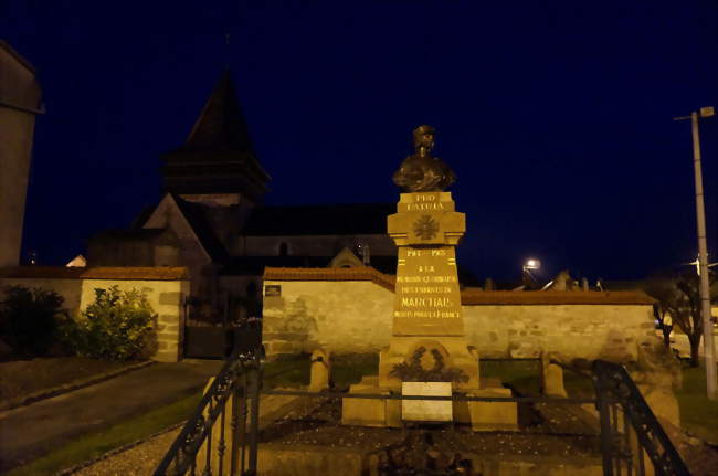 Le monument aux morts et l'église - Marchais (02350) - Aisne