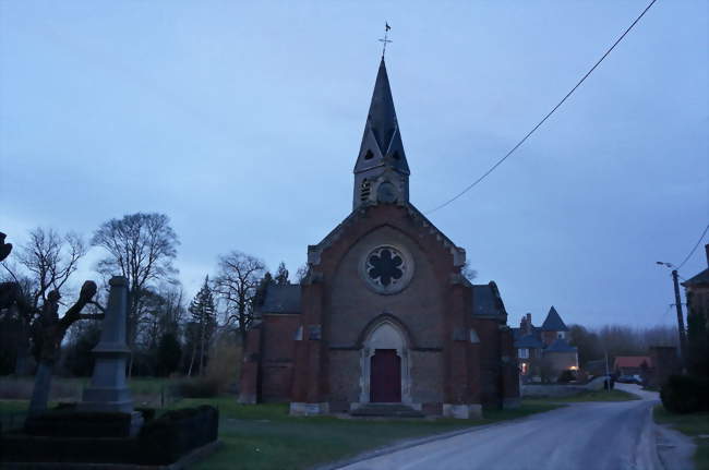 Le monument aux morts devant l'église en arrière plan le château - Missy-lès-Pierrepont (02350) - Aisne