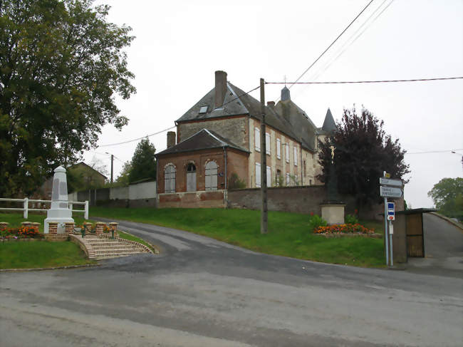 La rue contourne la butte où se dresse l'église avec son cimetière - Montigny-sous-Marle (02250) - Aisne