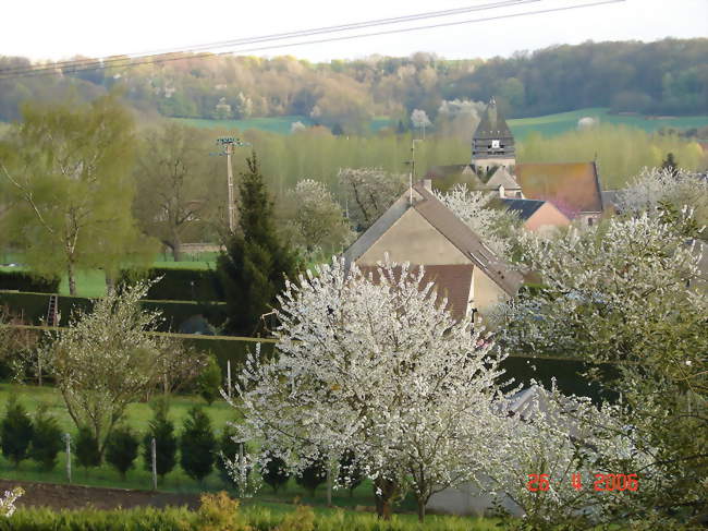 L'église vue dans son écrin printanier - Morsain (02290) - Aisne