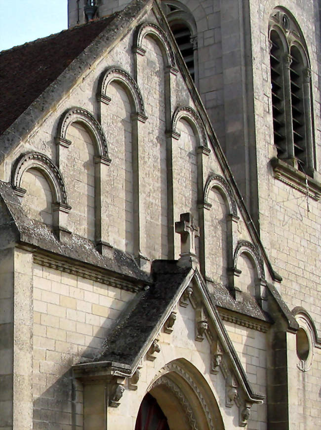 Le fronton de la façade de l'église est décoré de 7 arcades - Nouvron-Vingré (02290) - Aisne