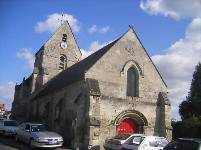 La route qui traverse la commune fait une légère courbe pour contourner l'église - Pommiers (02200) - Aisne