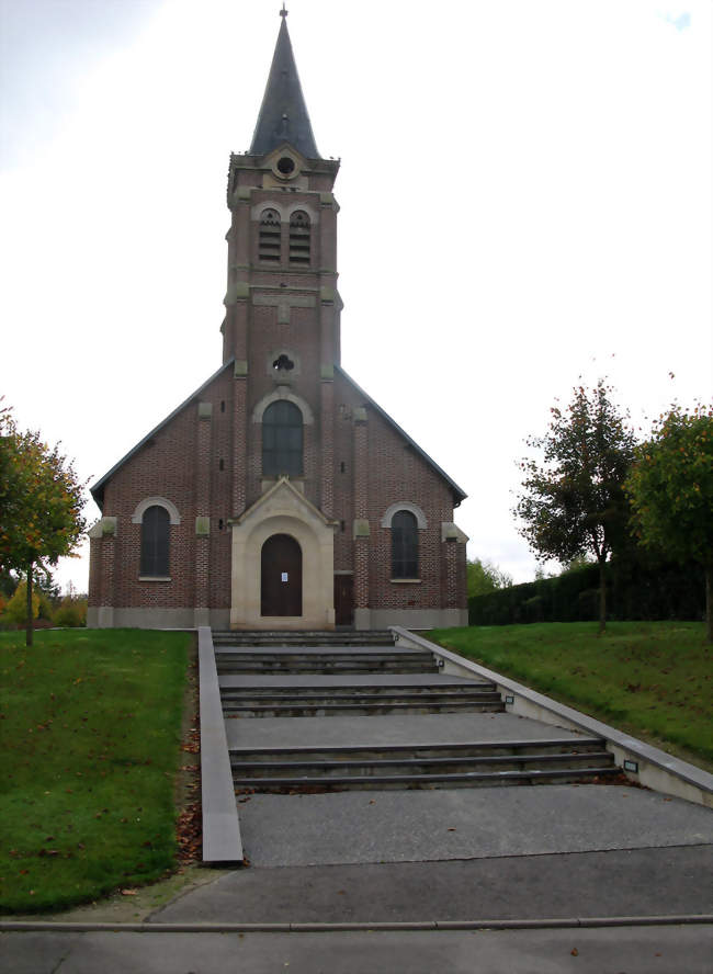 L'église avec l'aménagement récent de son accès en degrés (quatre paliers de trois marches) - Pontruet (02490) - Aisne