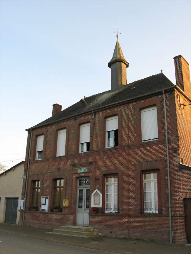 La mairie, avec son clocheton typique de la région - Raillimont (02360) - Aisne
